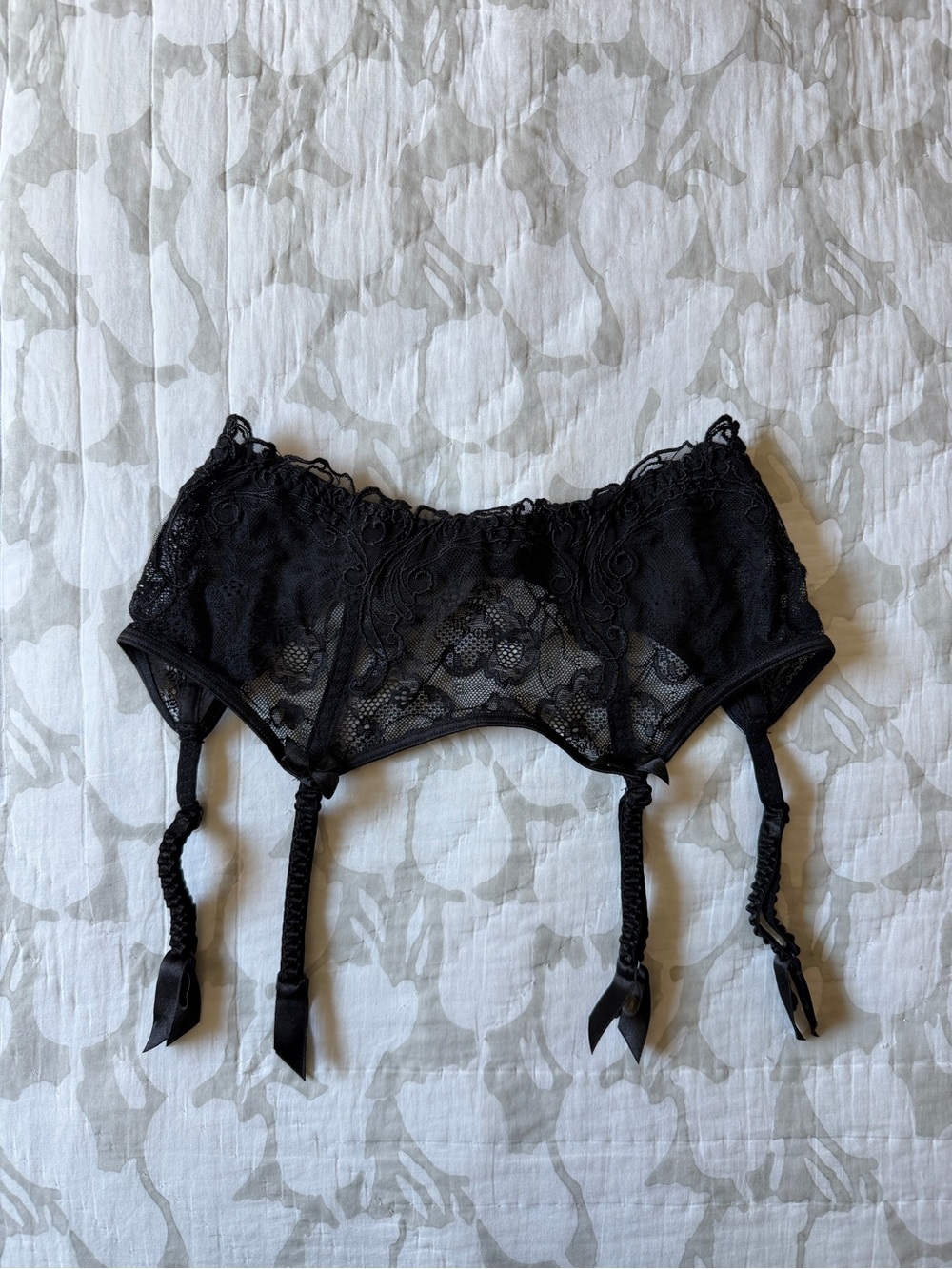 Lise Charmel Soir de Venise
Lace Garter Belt in Black - Picture 7 of 9